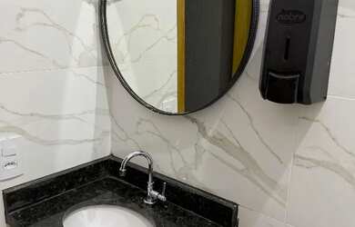 Imagem: A casa possui 1 Dormitório, 3 Banheiros, 5 Vagas na garagem