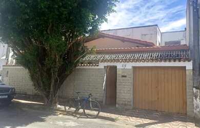 Imagem: A casa possui 5 Dormitórios, 5 Banheiros, 3 Vagas na garagem