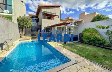 Imagem: A casa possui 3 Dormitórios, 1 Banheiro, 2 Vagas na garagem