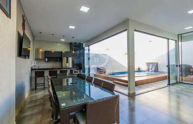 Imagem: A casa possui 3 Dormitórios, 2 Banheiros, 4 Vagas na garagem