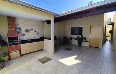 Imagem: A casa possui 3 Dormitórios, 1 Banheiro, 2 Vagas na garagem