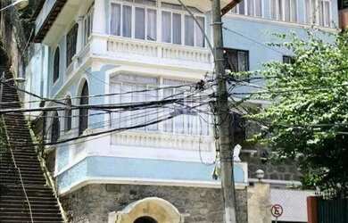 Imagem: A casa possui 5 Dormitórios, 5 Banheiros, 3 Vagas na garagem