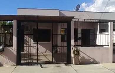 Imagem: A casa possui 2 Dormitórios, 1 Banheiro, 2 Vagas na garagem