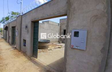 Imagem: A casa possui 2 Dormitórios, 1 Banheiro, 2 Vagas na garagem