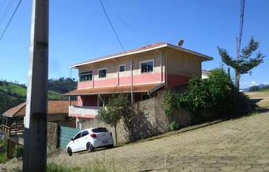 Imagem: A casa possui 2 Dormitórios, 2 Banheiros, 2 Vagas na garagem