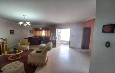 Imagem: A casa possui 3 Dormitórios, 4 Banheiros, 5 Vagas na garagem