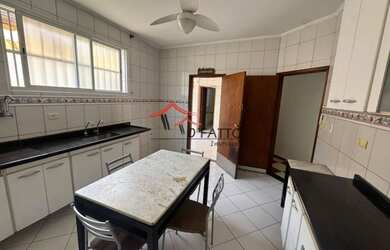 Imagem: A casa possui 3 Dormitórios, 3 Banheiros, 2 Vagas na garagem