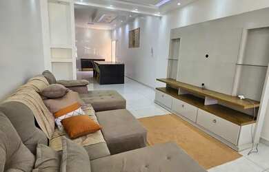 Imagem: A casa possui 3 Dormitórios, 2 Banheiros, 1 Vaga na garagem