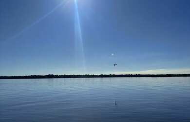 Imagem: A casa possui 5 Dormitórios, Acomodam 12 pessoas, 5 Vagas na