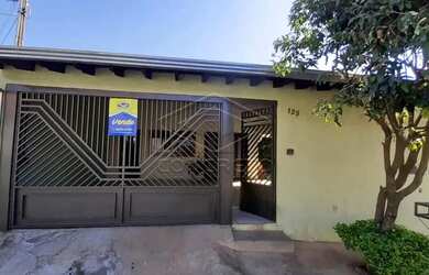 Imagem: A casa possui 3 Dormitórios, 1 Banheiro, 3 Vagas na garagem