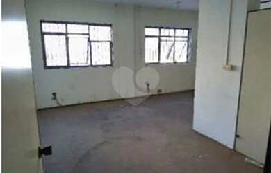 Imagem: O depósito possui 2 Vagas na garagem, 550m² de Área e está