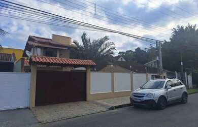 Imagem: A casa possui 3 Dormitórios, 3 Banheiros, 2 Vagas na garagem
