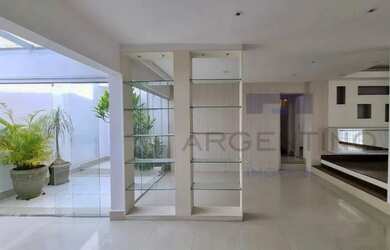 Imagem: A casa possui 4 Dormitórios, 3 Banheiros, 3 Vagas na garagem