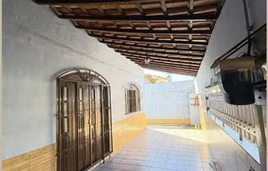 Imagem: A casa possui 3 Dormitórios, 1 Banheiro, 2 Vagas na garagem