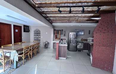 Imagem: A casa possui 3 Dormitórios, 4 Banheiros, 3 Vagas na garagem