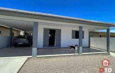 Imagem: A casa possui 3 Dormitórios, 2 Banheiros, 2 Vagas na garagem