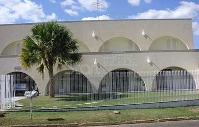 Imagem: O depósito possui 5 Vagas na garagem, 702m² de Área e está