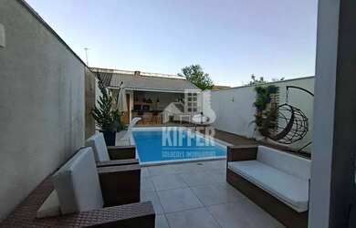 Imagem: A casa possui 3 Dormitórios, 3 Banheiros, 2 Vagas na garagem