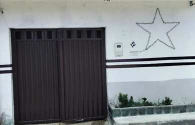 Imagem: A casa à venda possui 2 Dormitórios, 1 Banheiro, 1 Vaga na