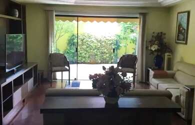 Imagem: A casa possui 4 Dormitórios, 1 Banheiro, 3 Vagas na garagem