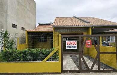 Imagem: A casa possui 2 Dormitórios, 1 Banheiro, 1 Vaga na garagem