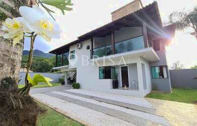 Imagem: A casa possui 3 Dormitórios, 5 Banheiros, 2 Vagas na garagem