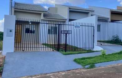 Imagem: A casa possui 2 Dormitórios, 1 Banheiro, 2 Vagas na garagem