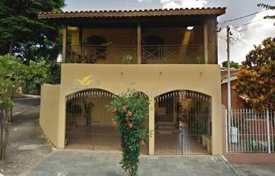 Imagem: A casa possui 4 Dormitórios, 3 Banheiros, 4 Vagas na garagem