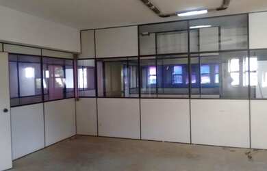 Imagem: O depósito possui 2 Vagas na garagem e 349m² de Área e está