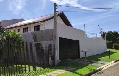 Imagem: A casa possui 3 Dormitórios, 3 Banheiros, 3 Vagas na garagem