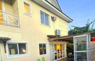 Imagem: A casa em condomínio possui 4 Dormitórios, 4 Banheiros, 2