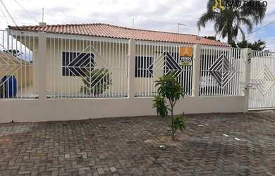 Imagem: A casa possui 3 Dormitórios, 3 Banheiros, 4 Vagas na garagem