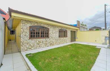 Imagem: A casa possui 3 Dormitórios, 1 Banheiro, 1 Vaga na garagem