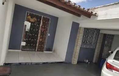 Imagem: A casa possui 3 Dormitórios, 2 Banheiros, 3 Vagas na garagem