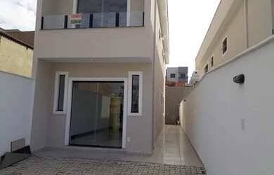 Imagem: A casa possui 3 Dormitórios, 3 Banheiros, 2 Vagas na garagem