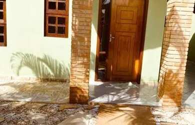 Imagem: A casa possui 3 Dormitórios, 2 Banheiros, 2 Vagas na garagem