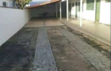 Imagem: A casa possui 4 Dormitórios, 5 Banheiros, 4 Vagas na garagem