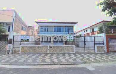 Imagem: A casa possui 5 Dormitórios, 3 Banheiros, 4 Vagas na garagem