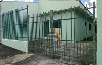 Imagem: A casa possui 3 Dormitórios, 2 Banheiros, 2 Vagas na garagem