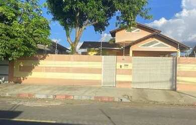 Imagem: A casa possui 4 Dormitórios, 3 Banheiros, 4 Vagas na garagem