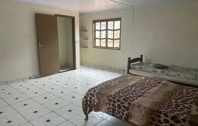 Imagem: A casa possui 3 Dormitórios, 2 Banheiros, Piscina e Varanda