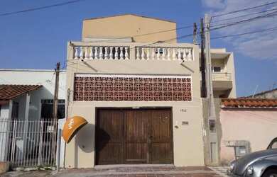 Imagem: A casa possui 3 Dormitórios, 4 Banheiros, 5 Vagas na garagem