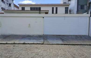 Imagem: A casa possui 3 Dormitórios, 3 Banheiros, 4 Vagas na garagem