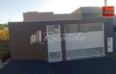 Imagem: A casa possui 3 Dormitórios, 1 Banheiro, 1 Vaga na garagem