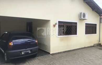 Imagem: A casa possui 3 Dormitórios, 1 Banheiro, 3 Vagas na garagem