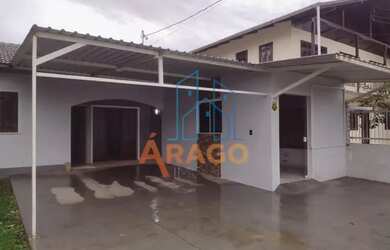 Imagem: A casa possui 3 Dormitórios, 2 Banheiros, 3 Vagas na garagem