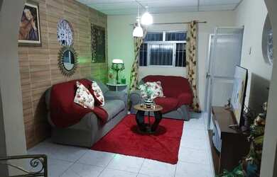 Imagem: A casa possui 5 Dormitórios, 3 Banheiros, 3 Vagas na garagem