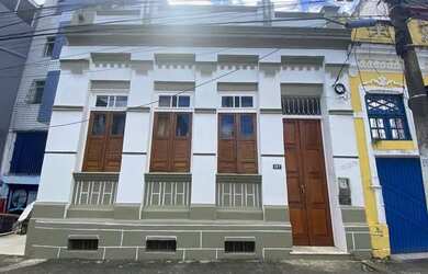 Imagem: A casa possui 5 Dormitórios, 3 Banheiros, 430m² de Área e