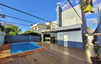 Imagem: A casa em condomínio possui 4 Dormitórios, 5 Banheiros, 4