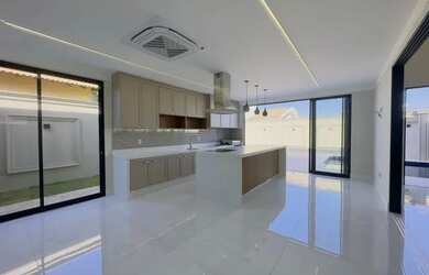 Imagem: A casa em condomínio possui 4 Dormitórios, 5 Banheiros, 3